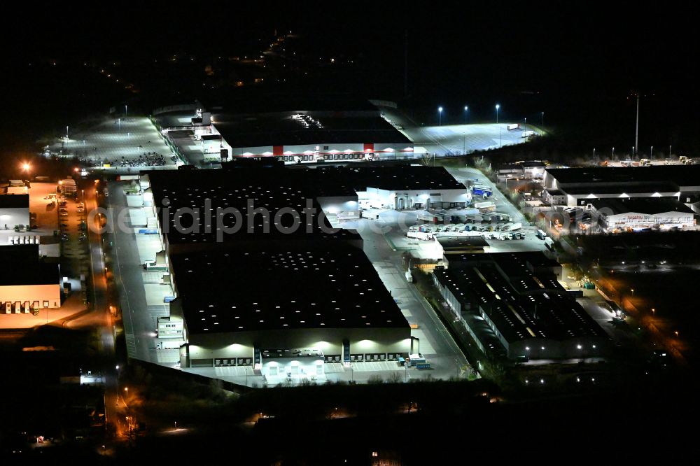 Schleinitz at night from the bird perspective: Night lighting building complex and distribution center on the site Kaufland Logistik VZ GmbH & Co. KG - Osterfeld on street Kirchweg in Schleinitz in the state Saxony-Anhalt, Germany