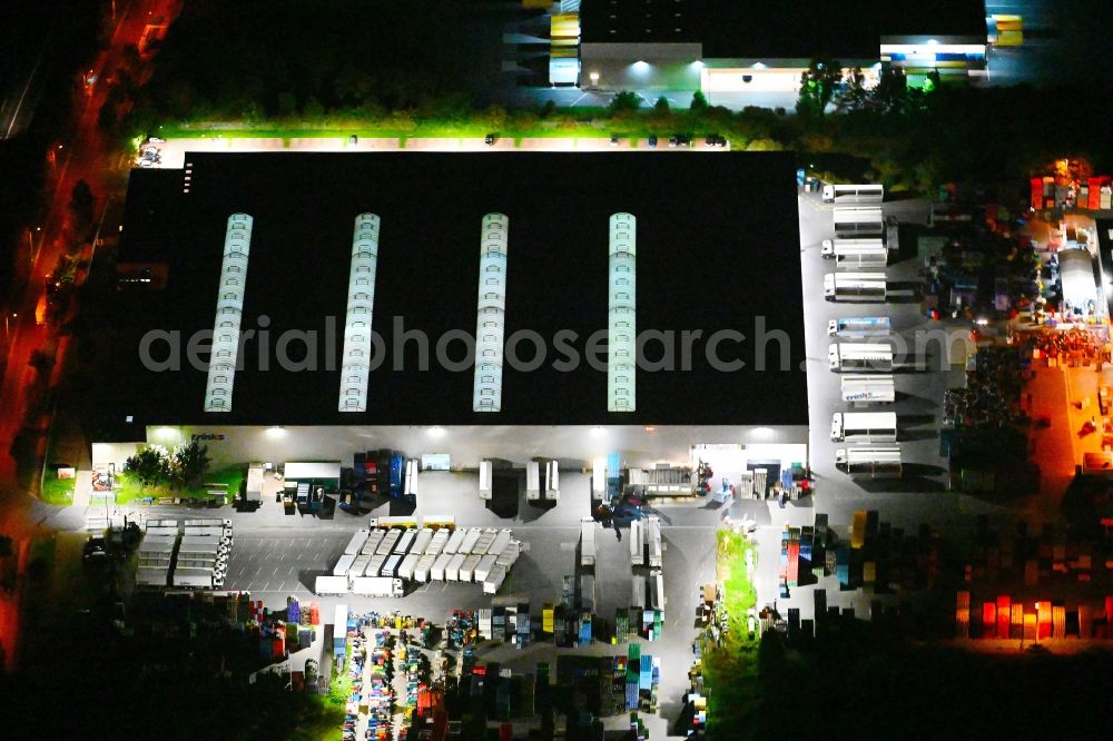 Aerial photograph at night Großbeeren - Night lighting building complex and distribution center on the site der Trinks GmbH on street Maerkische Allee in Grossbeeren in the state Brandenburg, Germany