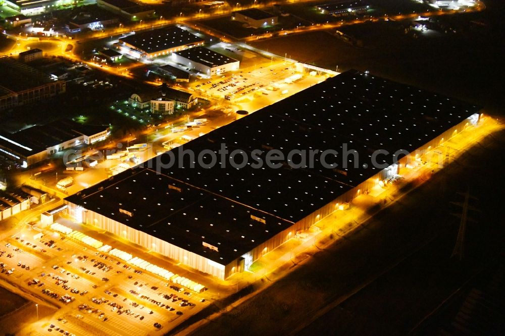 Erfurt at night from the bird perspective: Night lighting Building complex and distribution center on the site of Zalando Logistics SE & Co. KG In of Hochstedter corner in the district Hochstedt in Erfurt in the state Thuringia, Germany