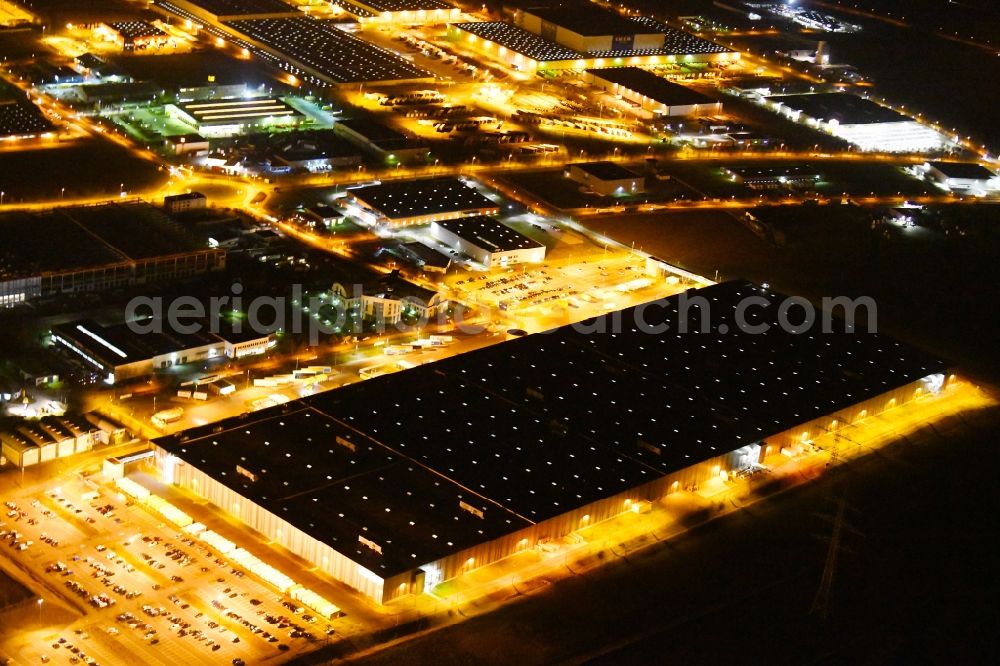 Aerial photograph at night Erfurt - Night lighting Building complex and distribution center on the site of Zalando Logistics SE & Co. KG In of Hochstedter corner in the district Hochstedt in Erfurt in the state Thuringia, Germany