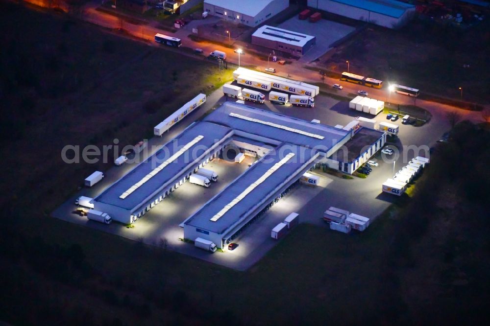 Bernau at night from the bird perspective: Night lighting building complex and distribution center on the site GLS on Ringstrasse in the district Schoenow in Bernau in the state Brandenburg, Germany