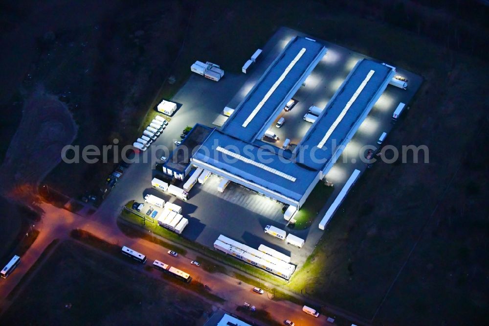 Bernau at night from the bird perspective: Night lighting building complex and distribution center on the site GLS on Ringstrasse in the district Schoenow in Bernau in the state Brandenburg, Germany