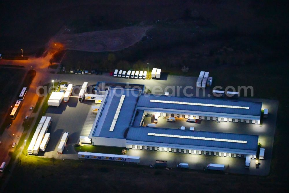 Bernau at night from the bird perspective: Night lighting building complex and distribution center on the site GLS on Ringstrasse in the district Schoenow in Bernau in the state Brandenburg, Germany