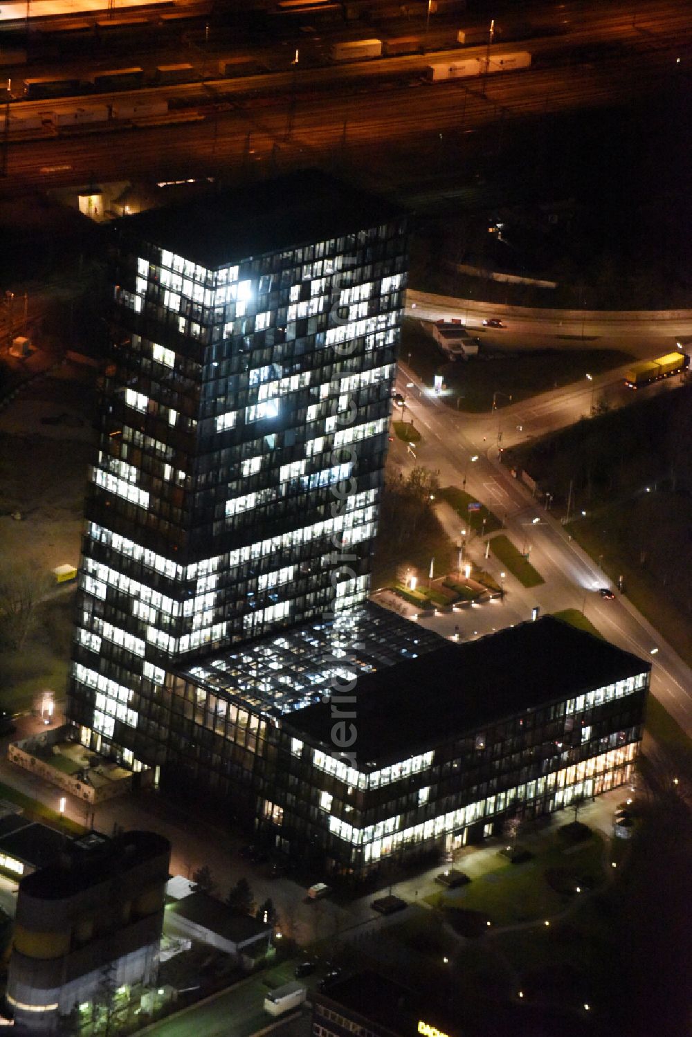 Aerial image at night München - Night lighting publishing house complex of the press and media house SZ Sueddeutscher Verlag on street Hultschiner Strasse in the district Bogenhausen in Munich in the state Bavaria, Germany