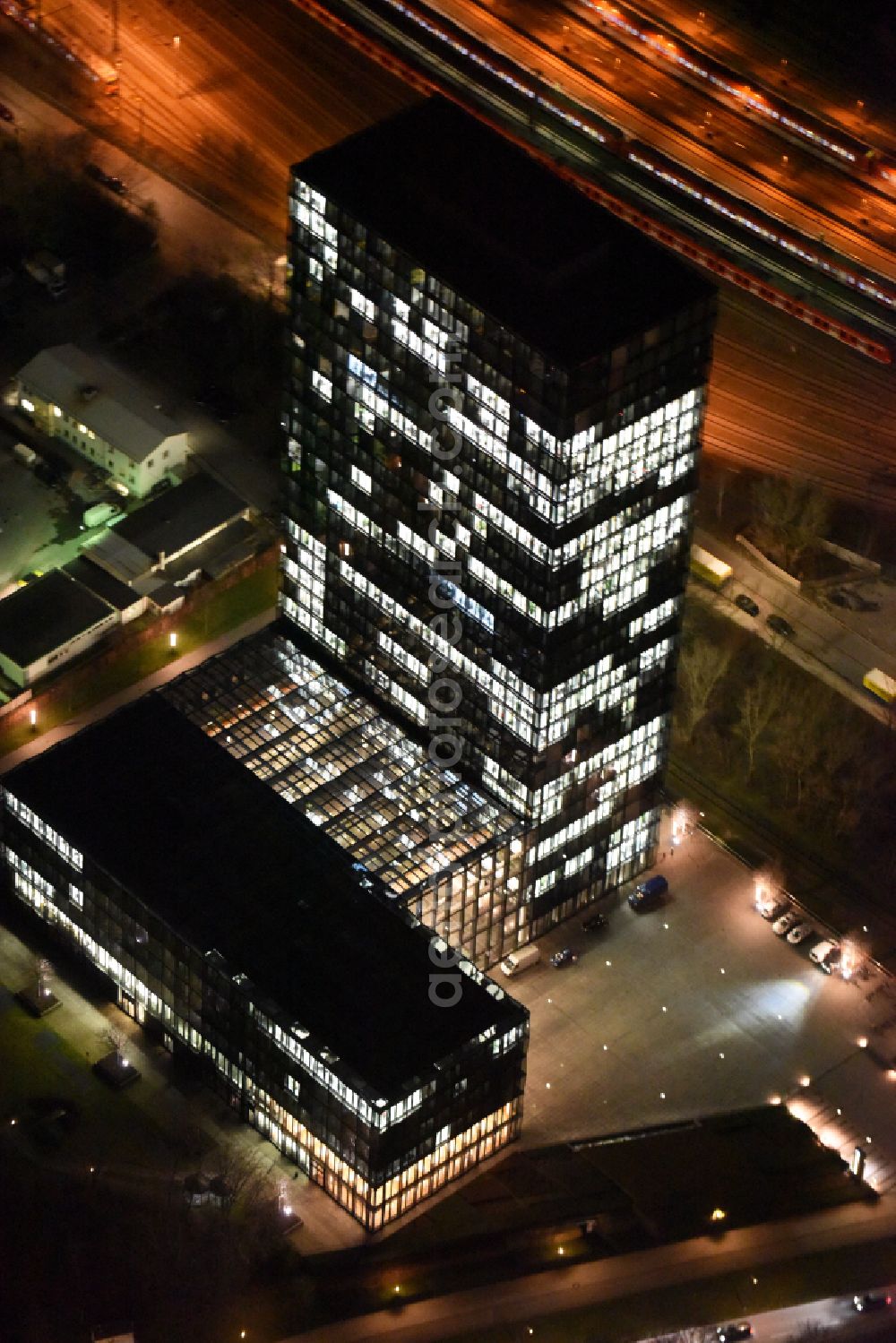 Aerial image at night München - Night lighting publishing house complex of the press and media house SZ Sueddeutscher Verlag on street Hultschiner Strasse in the district Bogenhausen in Munich in the state Bavaria, Germany