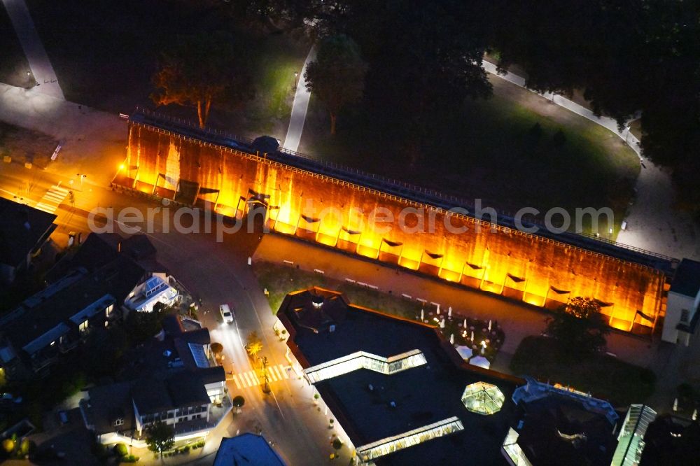 Bad Rothenfelde at night from the bird perspective: Night lighting Industrial monument of the technical plants and salines Altes Gradierwerk in Bad Rothenfelde in the state Lower Saxony, Germany