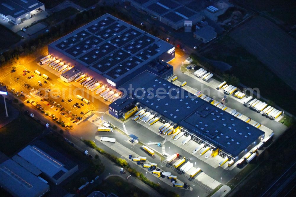 Dissen am Teutoburger Wald at night from the bird perspective: Night lighting Building complex and distribution center on the site of Dachser SE Food Logistics on Konpweg in Dissen am Teutoburger Wald in the state Lower Saxony, Germany