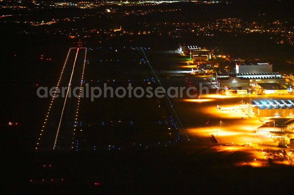 Dresden at night from the bird perspective: Night lighting Runway with hangar taxiways and terminals on the grounds of the airport in the district Klotzsche in Dresden in the state Saxony, Germany