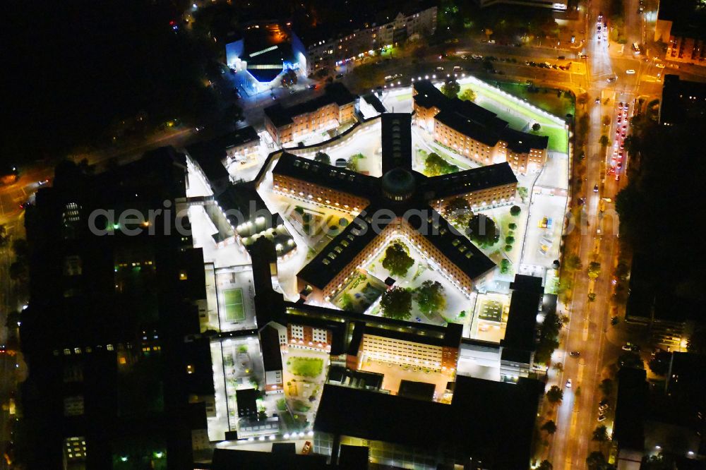 Aerial photograph at night Berlin - Night lighting Prison grounds and high security fence Prison Berlin-Moabit in Alt-Moabit in the district Moabit in Berlin, Germany