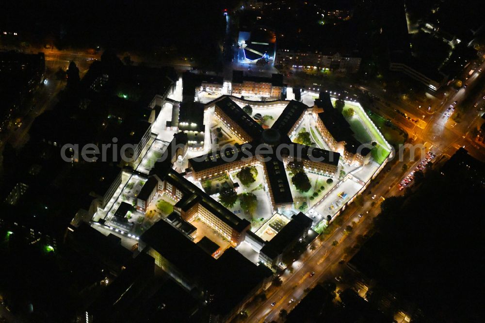 Berlin at night from the bird perspective: Night lighting Prison grounds and high security fence Prison Berlin-Moabit in Alt-Moabit in the district Moabit in Berlin, Germany