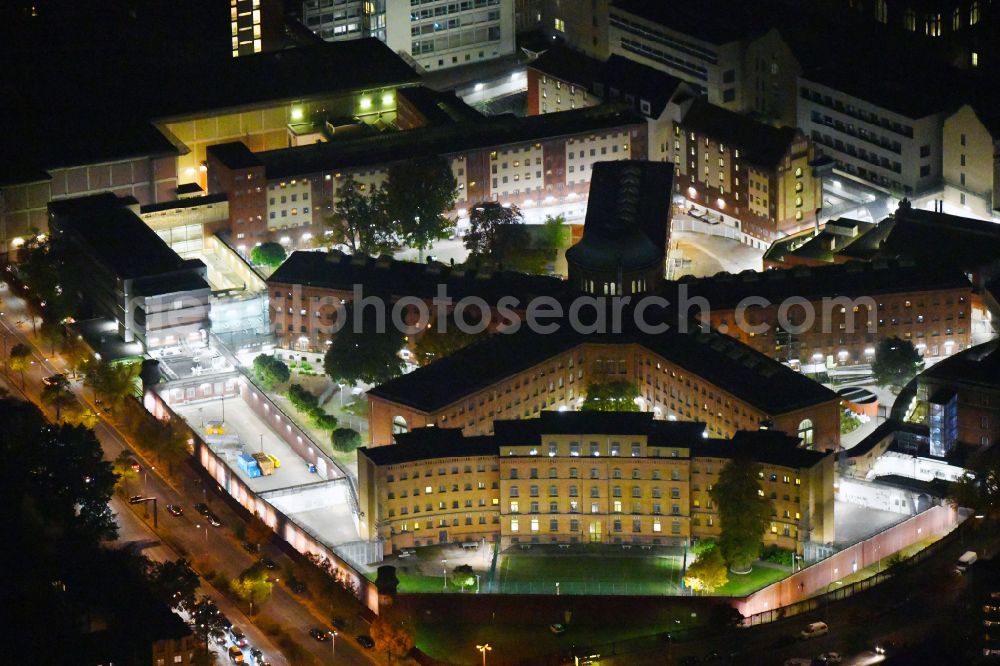 Aerial photograph at night Berlin - Night lighting Prison grounds and high security fence Prison Berlin-Moabit in Alt-Moabit in the district Moabit in Berlin, Germany