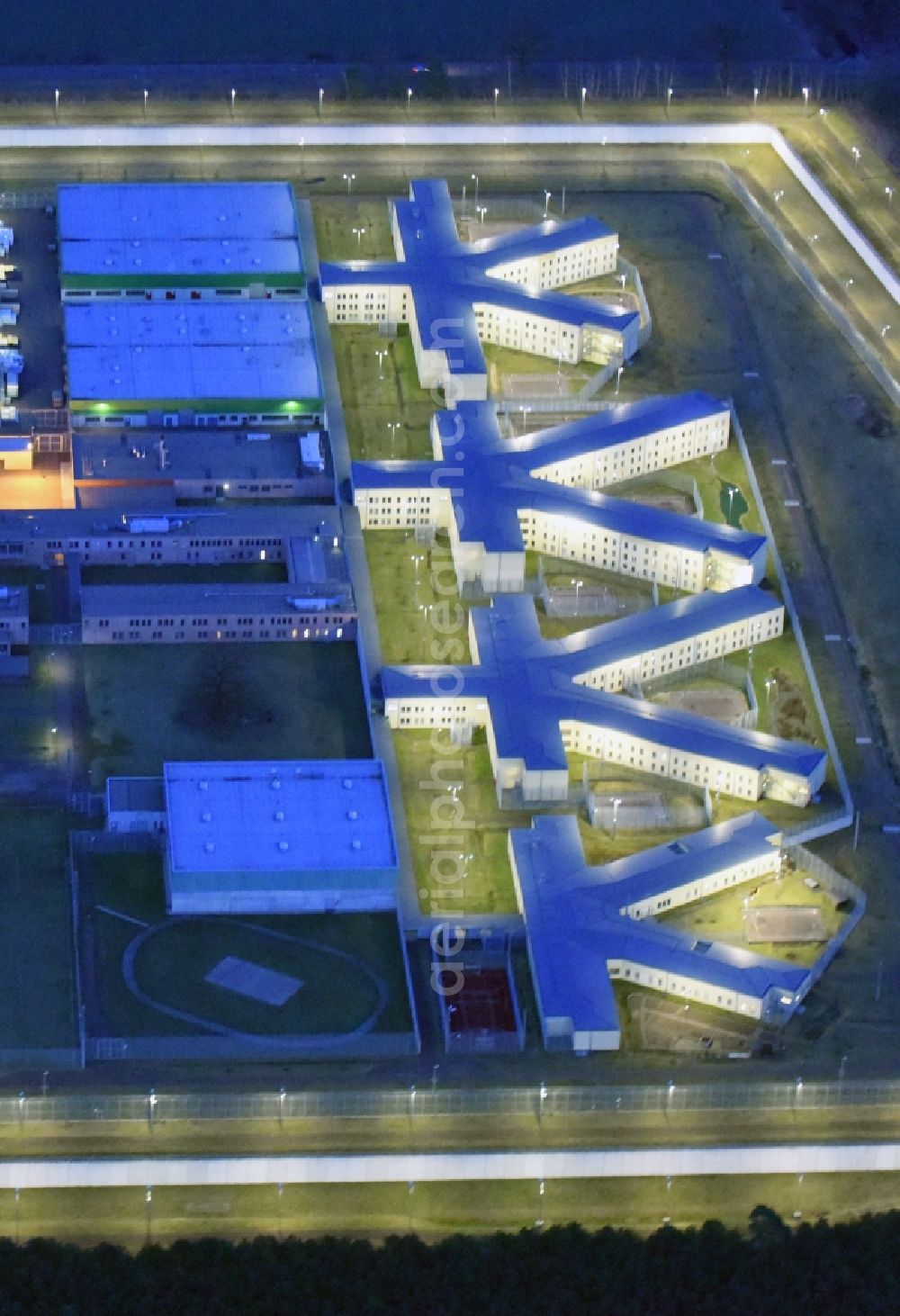 Burg at night from the bird perspective: Night lighting prison grounds and high security fence Prison in Burg in the state Saxony-Anhalt