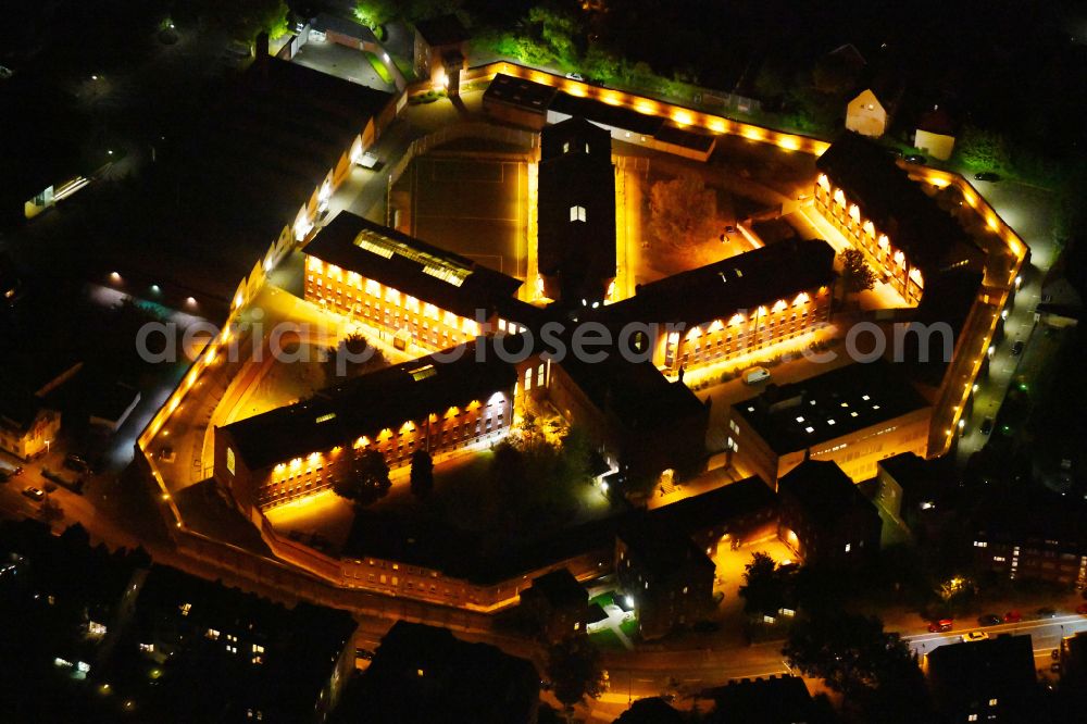 Münster at night from the bird perspective: Night lighting Prison grounds and high security fence Prison on Gartenstrasse in Muenster in the state North Rhine-Westphalia, Germany