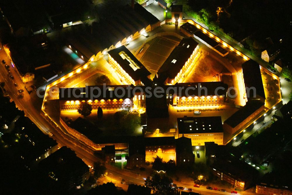 Aerial image at night Münster - Night lighting Prison grounds and high security fence Prison on Gartenstrasse in Muenster in the state North Rhine-Westphalia, Germany