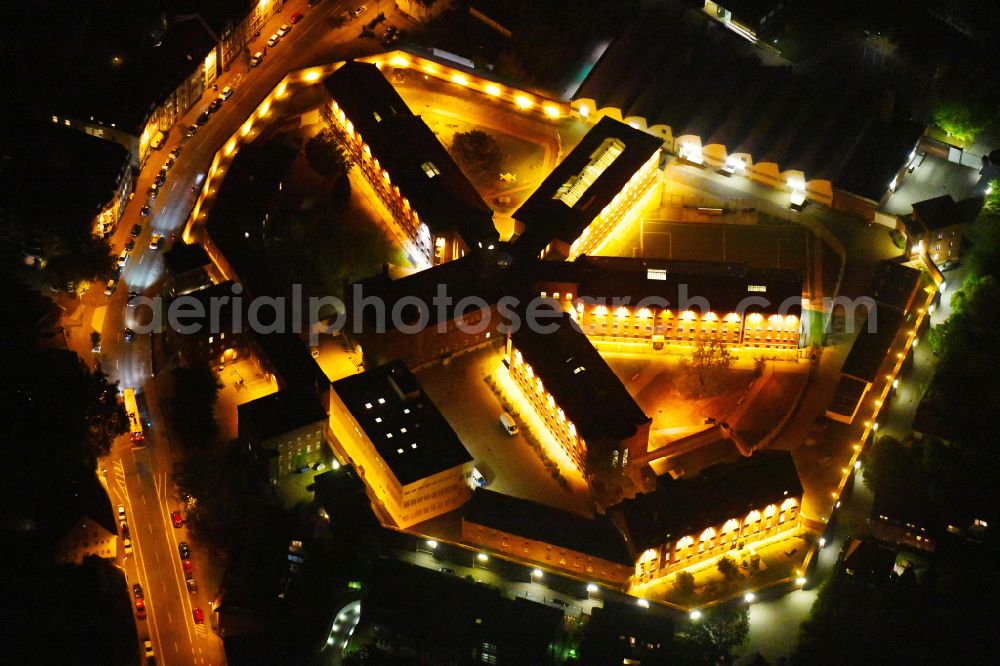 Münster at night from the bird perspective: Night lighting Prison grounds and high security fence Prison on Gartenstrasse in Muenster in the state North Rhine-Westphalia, Germany