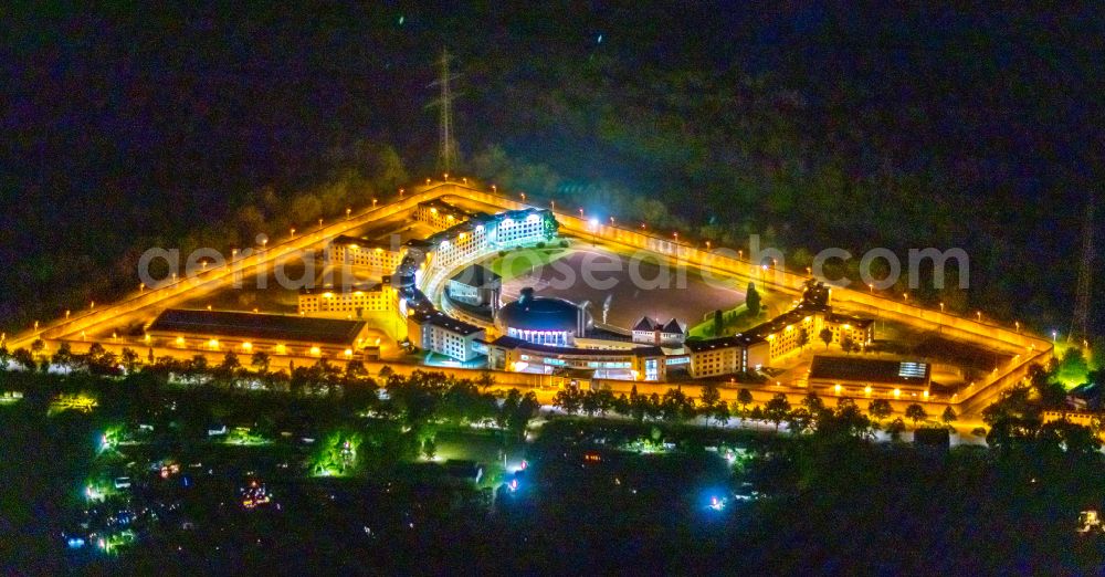 Gelsenkirchen at night from the bird perspective: Night lighting prison grounds and high security fence Prison in Gelsenkirchen in the state North Rhine-Westphalia, Germany