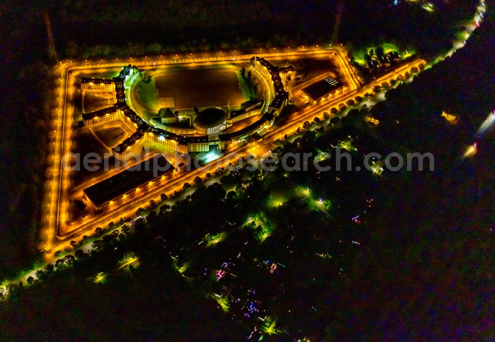 Aerial photograph at night Gelsenkirchen - Night lighting prison grounds and high security fence Prison in Gelsenkirchen in the state North Rhine-Westphalia, Germany