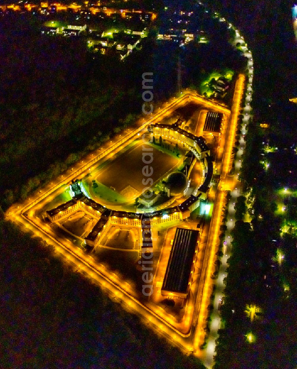 Aerial image at night Gelsenkirchen - Night lighting prison grounds and high security fence Prison in Gelsenkirchen in the state North Rhine-Westphalia, Germany