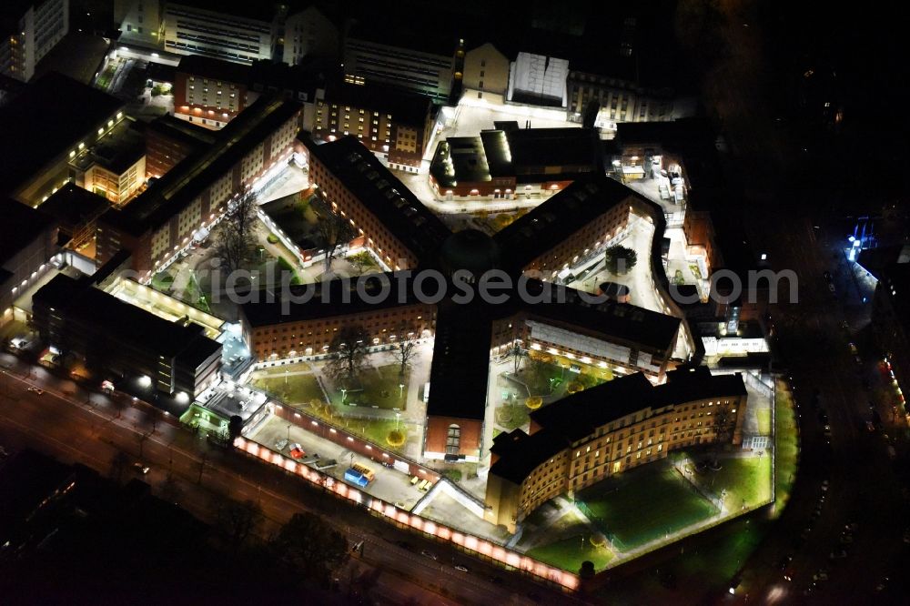 Berlin at night from the bird perspective: Night view of prison grounds and high security fence Prison Moabit in Alt-Moabit in Berlin