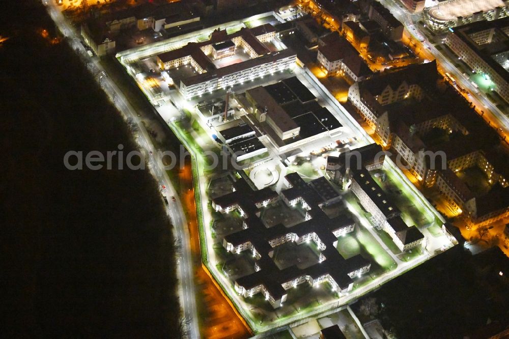 Aerial photograph at night Nürnberg - Night lighting Prison grounds and high security fence Prison Nuernberg - Jugendarrest on Mannertstrasse in Nuremberg in the state Bavaria, Germany