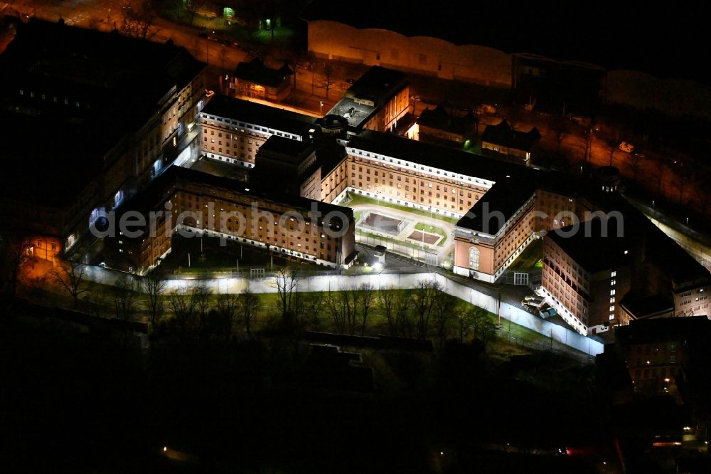 Hamburg at night from the bird perspective: Night lighting grounds of the prison remand center in Hamburg at the park Planten un Blomen. The detention center in Hamburg, is an institution of the closed operation with a central hospital