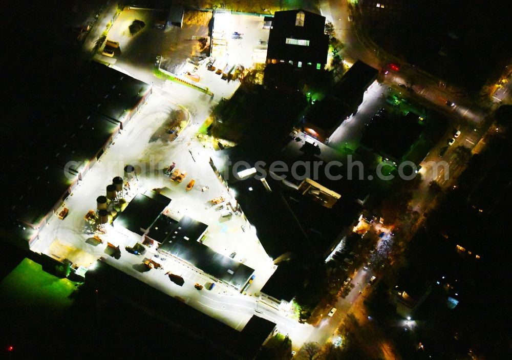 Berlin at night from the bird perspective: Night lighting Site waste and recycling sorting BSR Recyclinghof Ostpreussendamm in Berlin, Germany