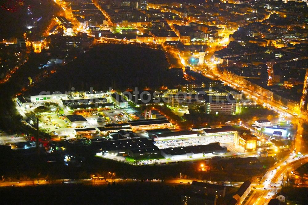 Aerial image at night Halle (Saale) - Night lighting Site waste and recycling sorting of Wertstoffmarkt - Hallesche Wasser and Stadtwirtschaft on Aeussere Hordorfer Strasse in Halle (Saale) in the state Saxony-Anhalt, Germany