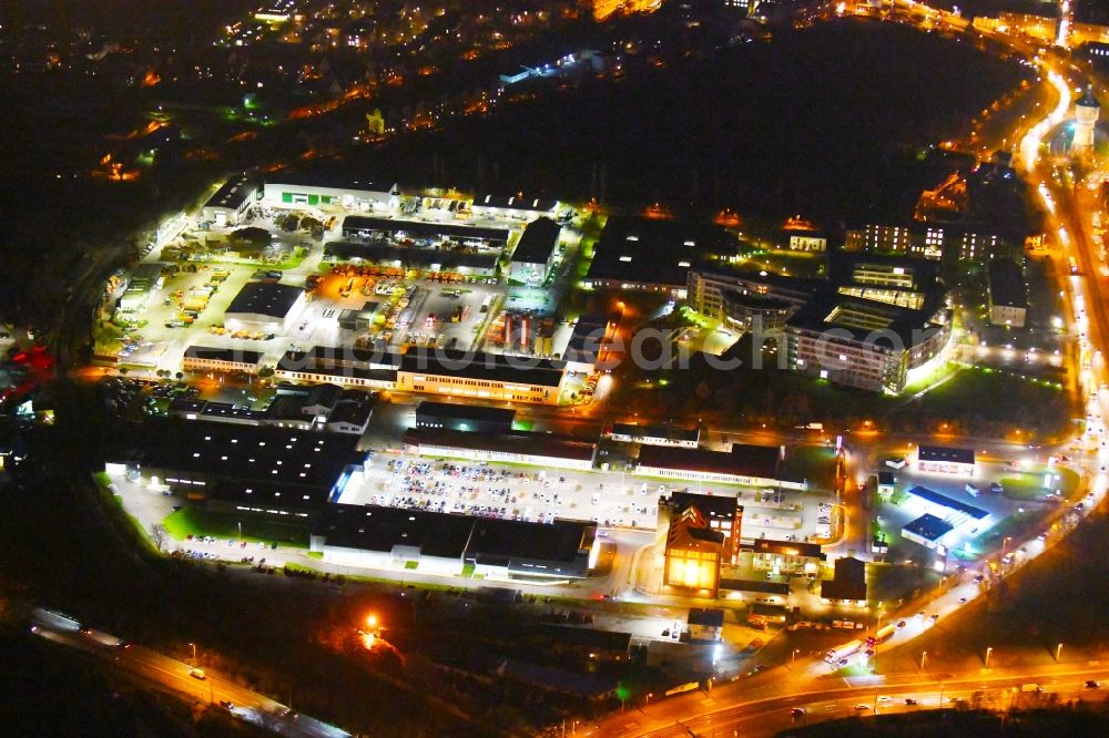 Halle (Saale) at night from the bird perspective: Night lighting Site waste and recycling sorting of Wertstoffmarkt - Hallesche Wasser and Stadtwirtschaft on Aeussere Hordorfer Strasse in Halle (Saale) in the state Saxony-Anhalt, Germany