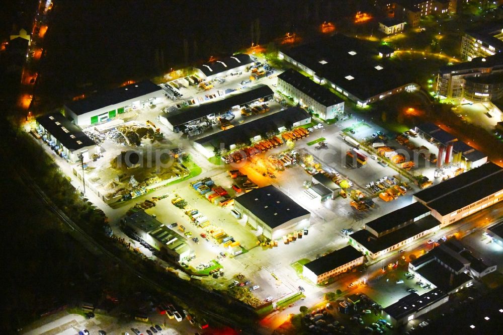 Aerial photograph at night Halle (Saale) - Night lighting Site waste and recycling sorting of Wertstoffmarkt - Hallesche Wasser and Stadtwirtschaft on Aeussere Hordorfer Strasse in Halle (Saale) in the state Saxony-Anhalt, Germany