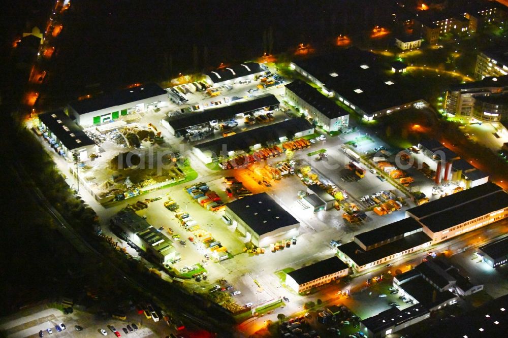 Aerial image at night Halle (Saale) - Night lighting Site waste and recycling sorting of Wertstoffmarkt - Hallesche Wasser and Stadtwirtschaft on Aeussere Hordorfer Strasse in Halle (Saale) in the state Saxony-Anhalt, Germany