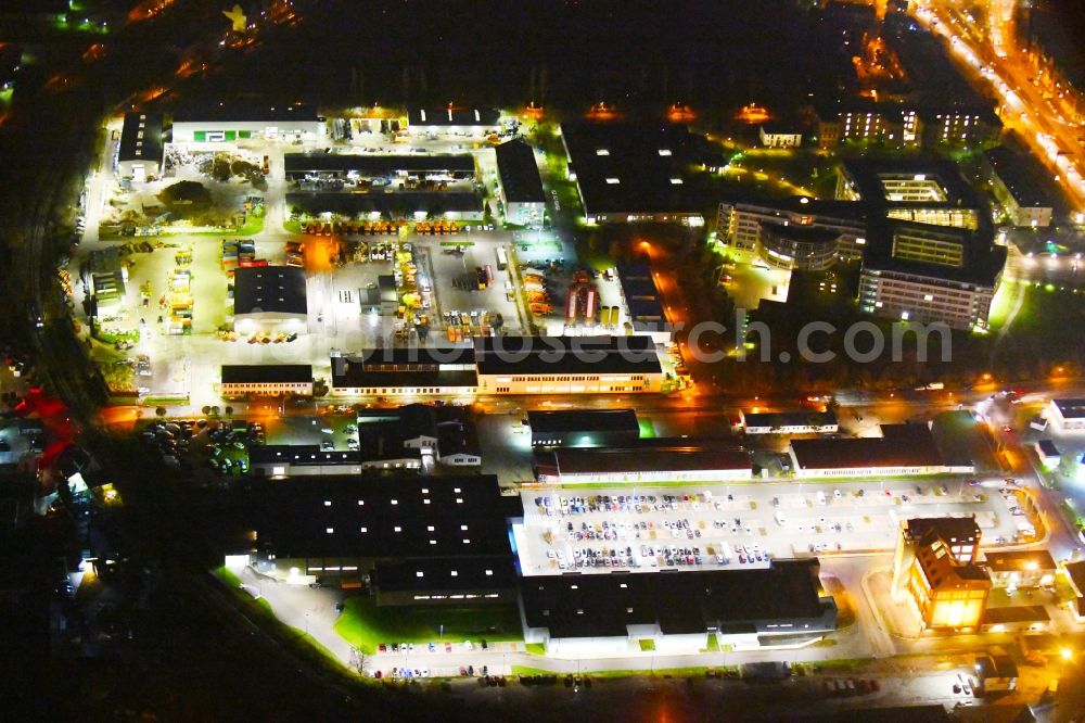 Halle (Saale) at night from above - Night lighting Site waste and recycling sorting of Wertstoffmarkt - Hallesche Wasser and Stadtwirtschaft on Aeussere Hordorfer Strasse in Halle (Saale) in the state Saxony-Anhalt, Germany