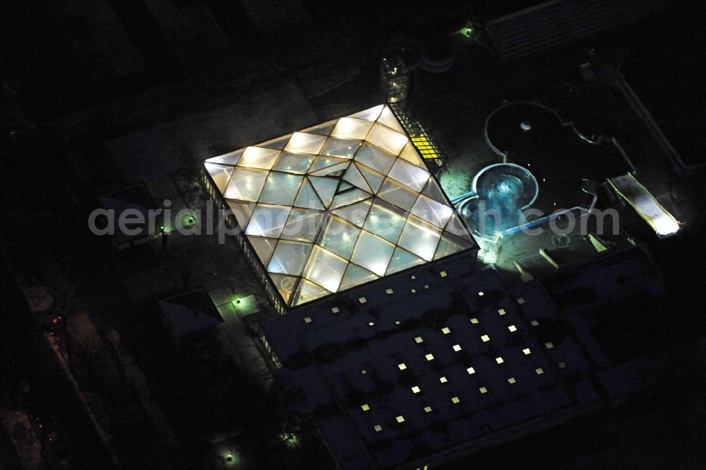 Dresden at night from above - Nachtaufnahme der Freizeitbades Georg-Arnhold-Bad am West-Eingang des Großen Gartens. Das Erlebnisbad wurde 1926 erbaut und 1997 komplett modernisiert. Night shot of the baths Georg-Arnhold-Bad at the western entrance of the Great Garden.