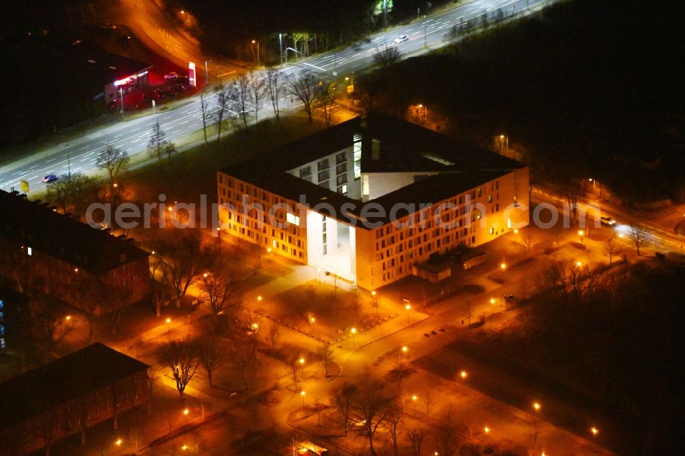 Aerial image at night Frankfurt (Oder) - Night lighting Court- Building complex of the Amtsgericht Frankfurt (Oder) on Muellroser Chaussee in the district Markendorf in Frankfurt (Oder) in the state Brandenburg, Germany