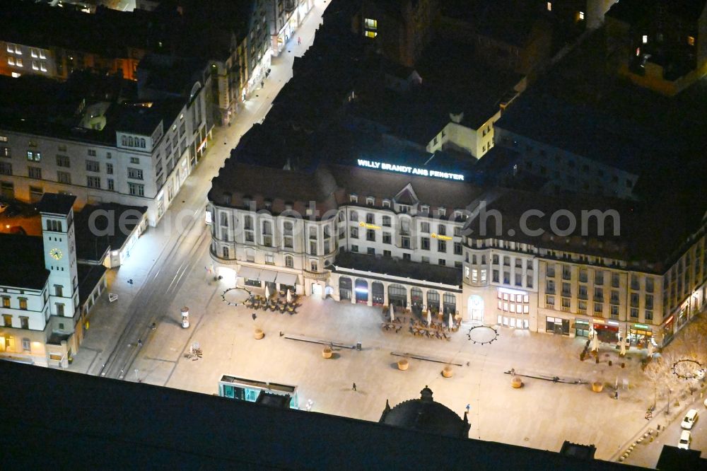 Aerial photograph at night Erfurt - Night lighting office building of the historic former Erfurter Hof on Willy-Brandt-Platz in Erfurt in the state Thuringia, Germany