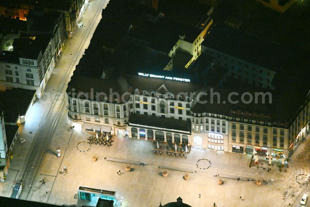 Erfurt at night from the bird perspective: Night lighting office building of the historic former Erfurter Hof on Willy-Brandt-Platz in Erfurt in the state Thuringia, Germany
