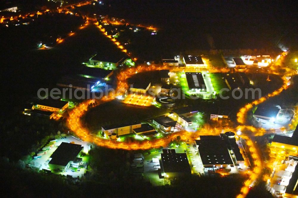 Ludwigsfelde at night from the bird perspective: Night lighting Industrial estate and company settlement of Brandenburg Park Immobilien GmbH in Ludwigsfelde in the state Brandenburg, Germany