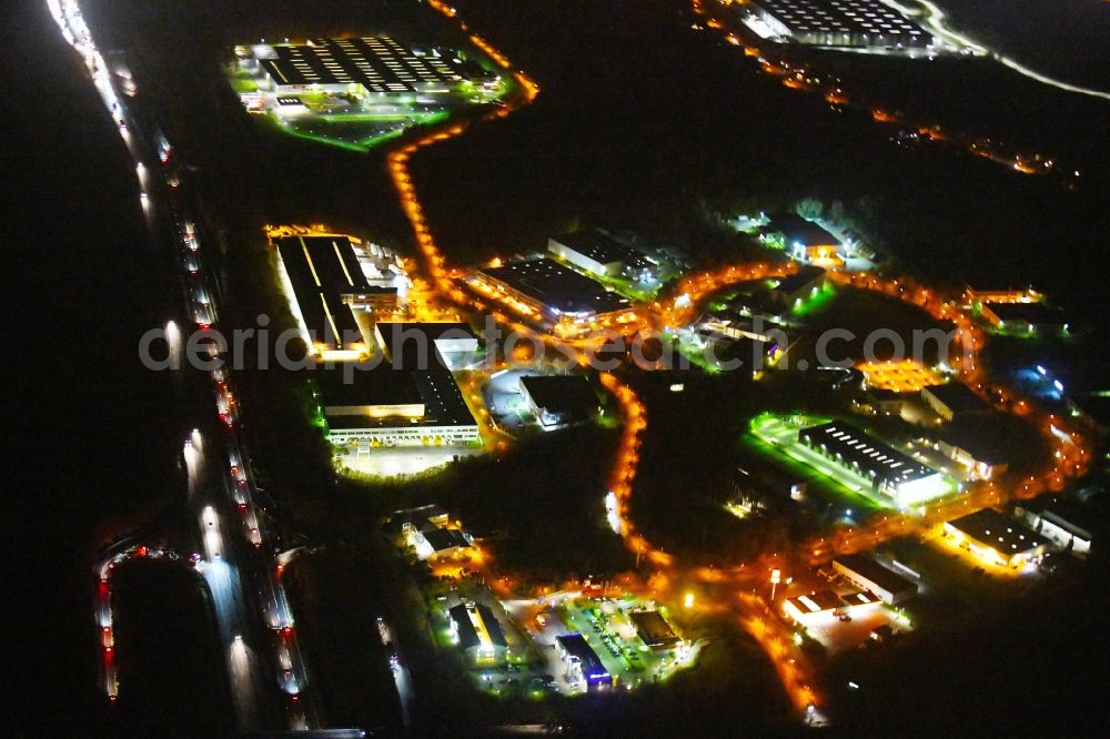 Ludwigsfelde at night from the bird perspective: Night lighting Industrial estate and company settlement of Brandenburg Park Immobilien GmbH in Ludwigsfelde in the state Brandenburg, Germany