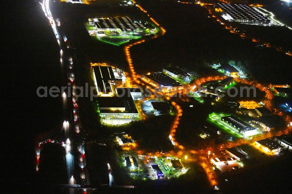 Ludwigsfelde at night from the bird perspective: Night lighting Industrial estate and company settlement of Brandenburg Park Immobilien GmbH in Ludwigsfelde in the state Brandenburg, Germany