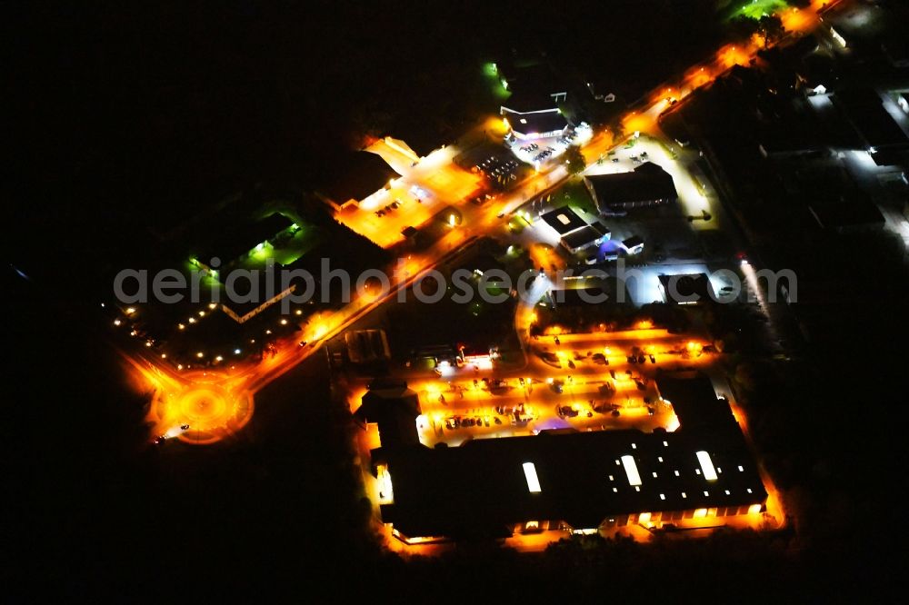 Beeskow at night from the bird perspective: Night lighting Industrial estate and company settlement along the Fuerstenwalder Strasse in Beeskow in the state Brandenburg, Germany