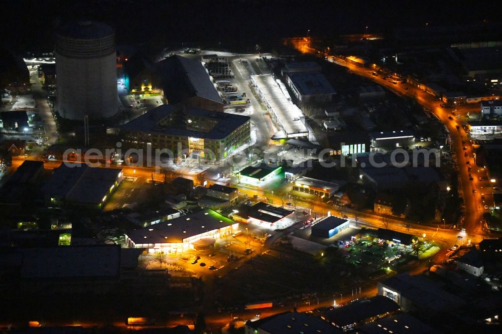 Aerial image at night Lübeck - Night lighting industrial estate and company settlement Geniner Strasse - Bei of Gasanstalt - Hinter den Kirschkaten in Luebeck in the state Schleswig-Holstein, Germany