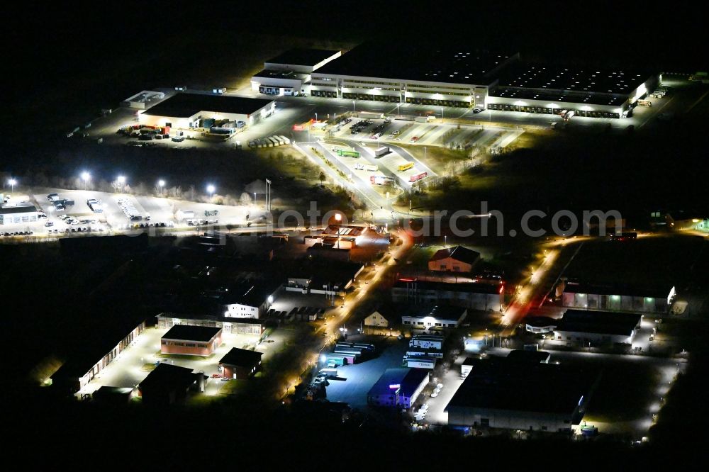 Aerial photograph at night Neudietendorf - Night lighting industrial estate and company settlement on Kornhochheimer Strasse in Neudietendorf in the state Thuringia, Germany