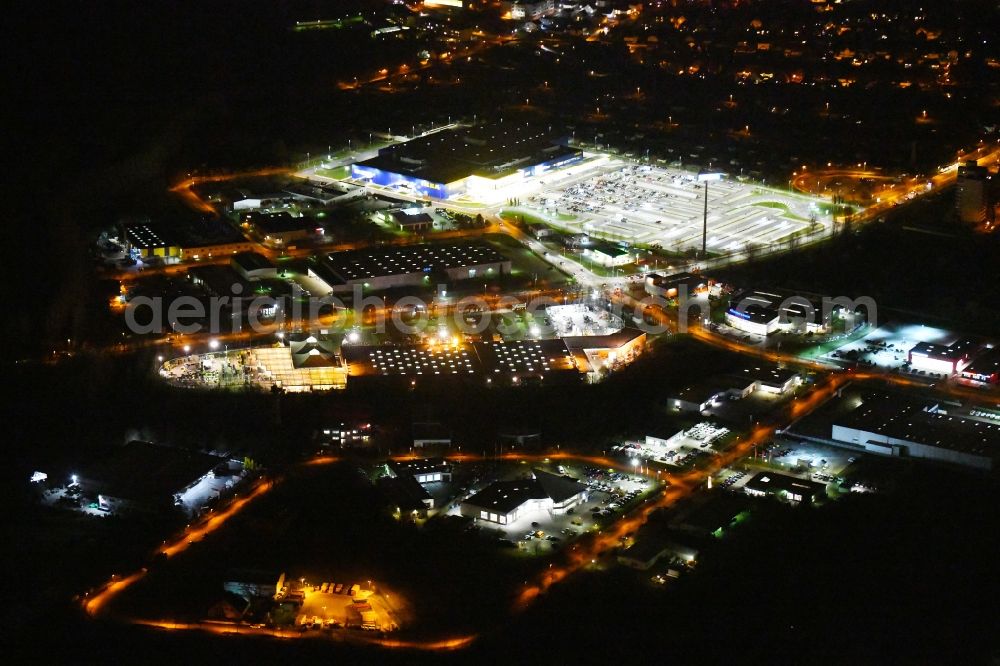 Magdeburg at night from the bird perspective: Night lighting Industrial estate and company settlement in the district Grosser Silberberg in Magdeburg in the state Saxony-Anhalt, Germany