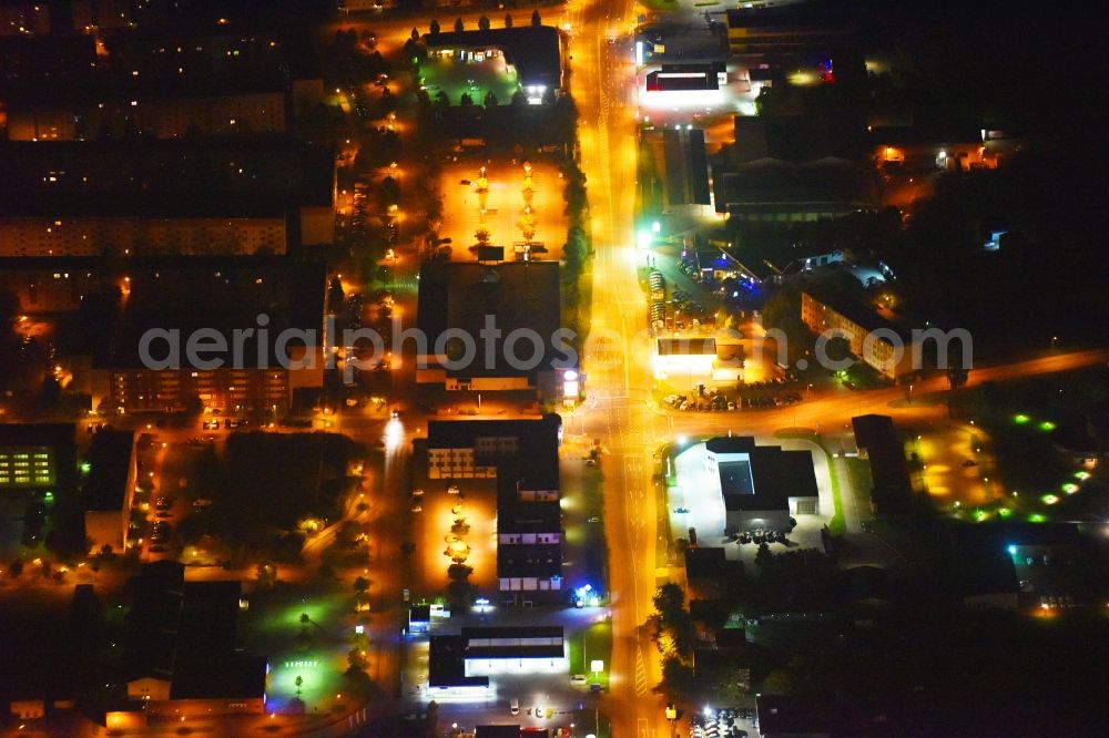 Güstrow at night from the bird perspective: Night lighting Industrial estate and company settlement Rostocker Chaussee in Guestrow in the state Mecklenburg - Western Pomerania, Germany