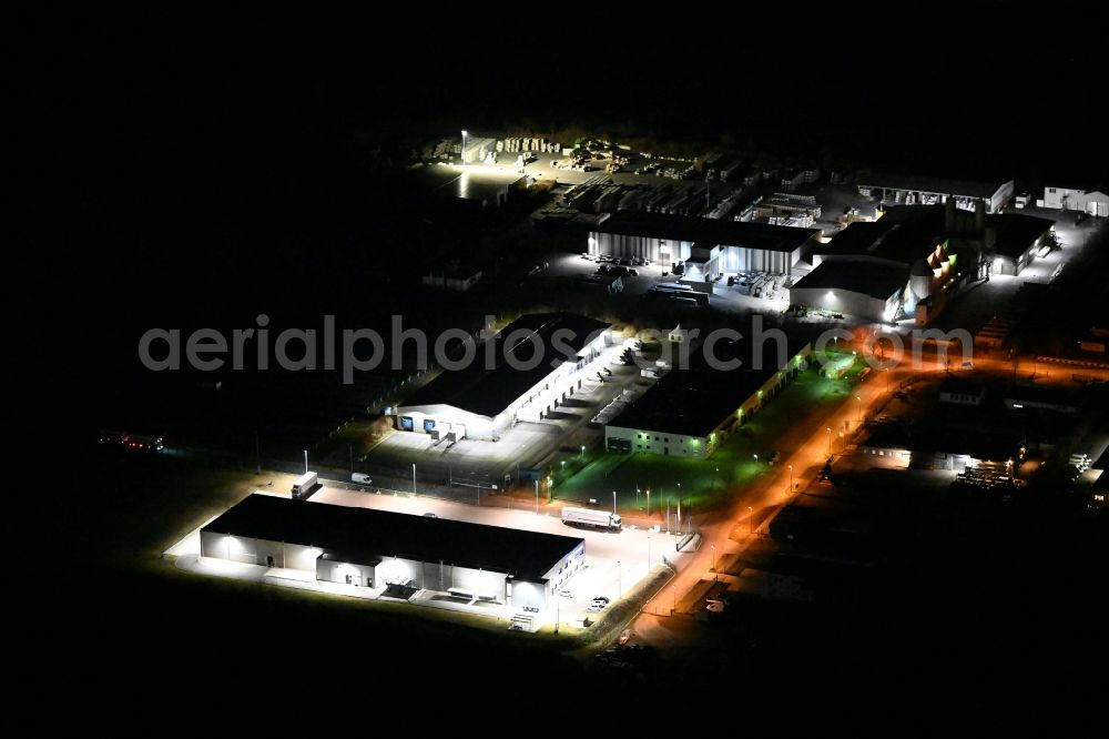 Aerial photograph at night Wandersleben - Night lighting industrial estate and company settlement Das Steinfeld in Wandersleben in the state Thuringia, Germany