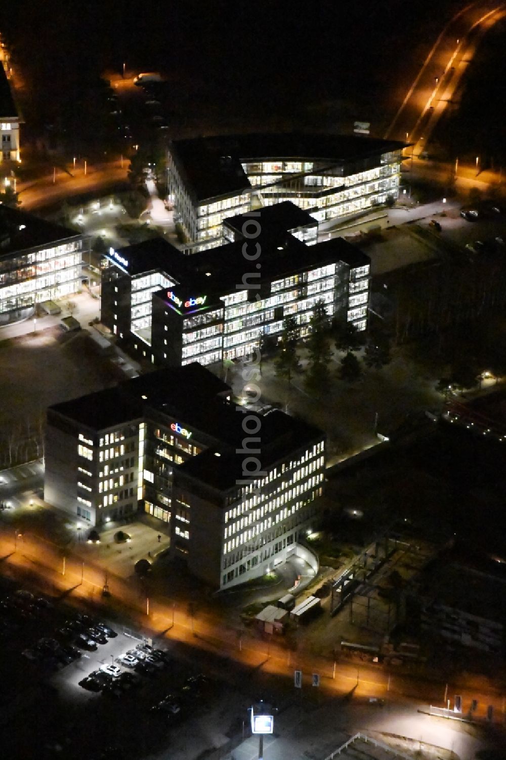 Kleinmachnow at night from the bird perspective: Night view commercial site Europarc Dreilinden Kleinmachnow OT Dreilinden in Brandenburg. The Business Campus EUROPARC DREILINDEN serves more companies the company headquarters