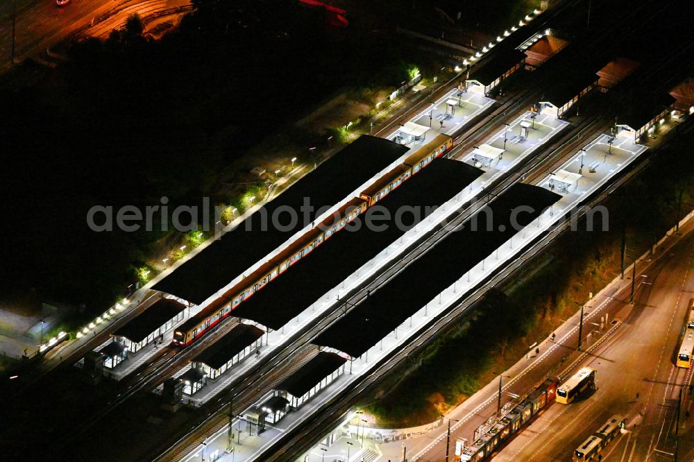 Berlin at night from the bird perspective: Night lighting station building of S-Bahnhof Schoeneweide in the district Niederschoeneweide in Berlin, Germany