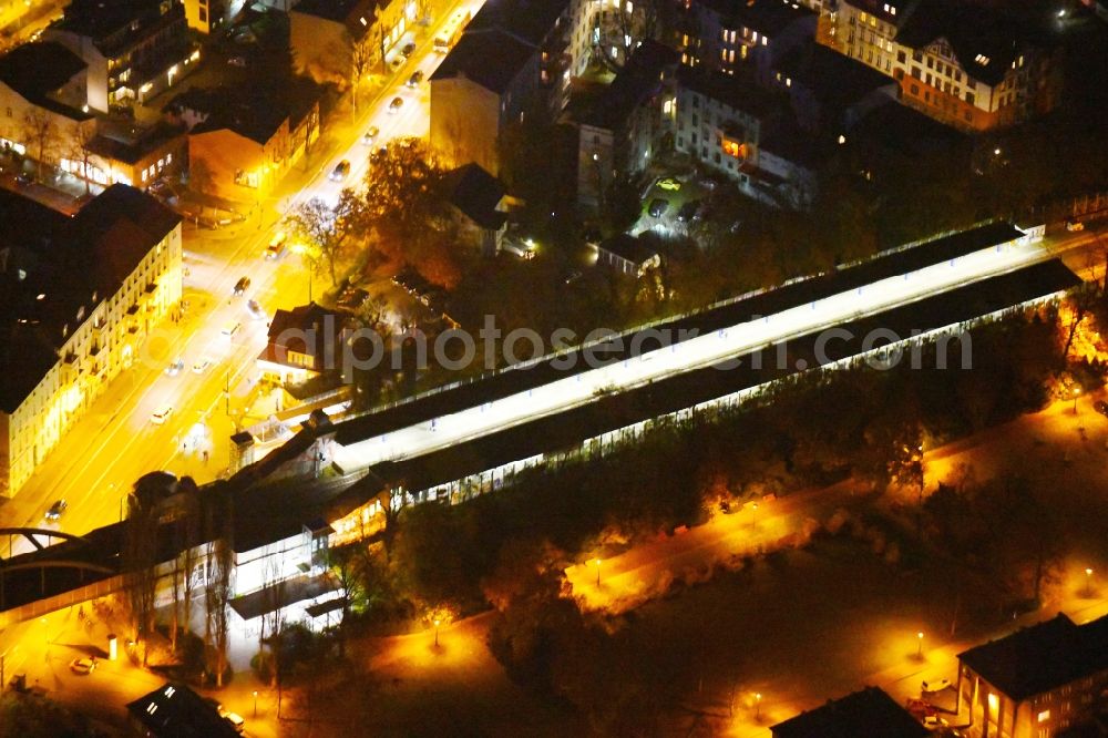 Potsdam at night from the bird perspective: Night lighting Station railway building of the Deutsche Bahn in the district Westliche Vorstadt in Potsdam in the state Brandenburg, Germany