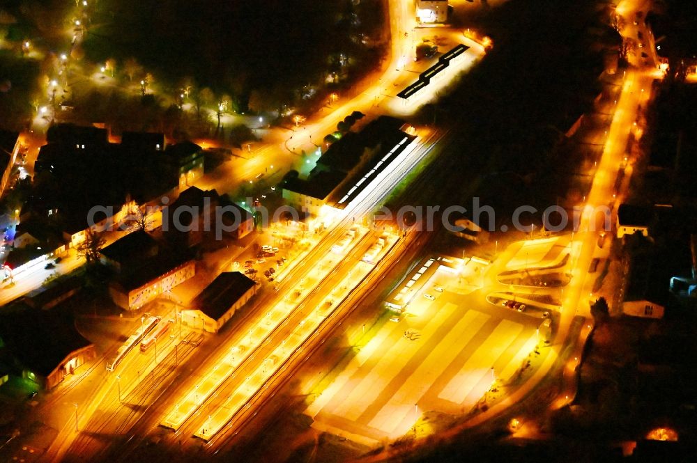 Aschersleben at night from the bird perspective: Night lighting station railway building of the Deutsche Bahn in Aschersleben in the state Saxony-Anhalt, Germany