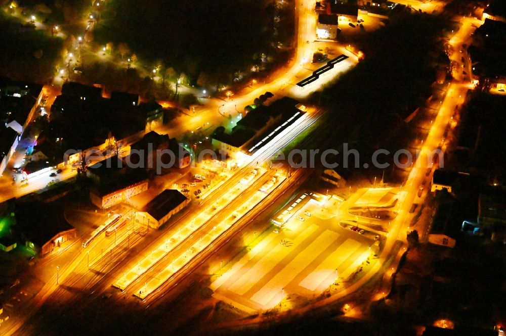 Aerial photograph at night Aschersleben - Night lighting station railway building of the Deutsche Bahn in Aschersleben in the state Saxony-Anhalt, Germany