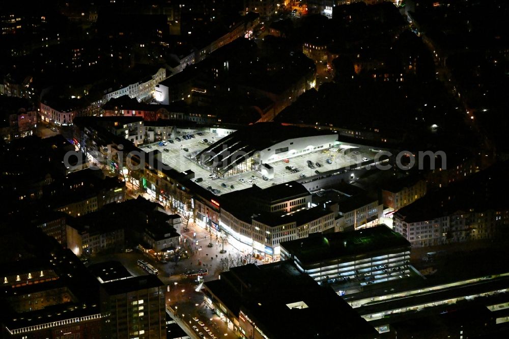 Hamburg at night from the bird perspective: Night lights and lighting track layout and station building of the Deutsche Bahn at the station Hamburg-Altona at the EKZ shopping center Mercado in the district Altona in Hamburg, Germany